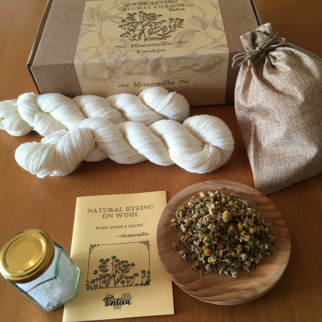 Pflanzenfärbeset Kamille auf Merino Pflanzenfärbeset Kamille auf Merino